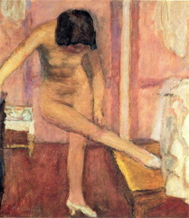 Femme nue se baissant