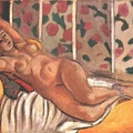 Nu sur un sofa jaune